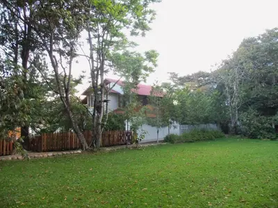 a house with a fence and a yard at Refugio de Orquídeas in Oxapampa