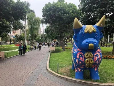 a blue dog statue in the middle of a park at A Perfect Vacation Getaway Apartment in Lima