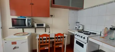 a small kitchen with a stove and a microwave at Habitación con baño privado acceso a cocina y terraza en Miraflores in Lima
