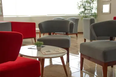 a waiting room with chairs and a table at Hotel Unu in Huancayo