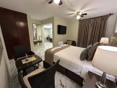 a hotel room with a bed and a table and chairs at Solis Dies Hotel in Lima