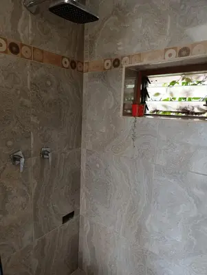 a bathroom with a shower with a window at Alojamiento Casa Yanantin de Maravilca in Concepción