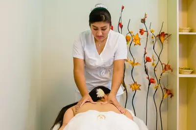 a woman is cutting a womans head in a salon at Verona Hotel Baños Turcos in Lima