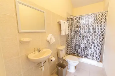 a bathroom with a sink and a toilet and a shower at LP Express Hotel Tarma in Tarma