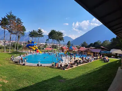 a group of people in a water park at Fundo Hassinger in Oxapampa
