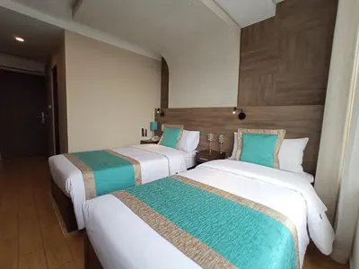 two beds in a hotel room next to each other at Hotel Diamond Lima in Lima