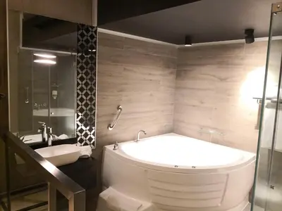 a bathroom with a large tub and a sink at Hotel Las Lomas in Lima