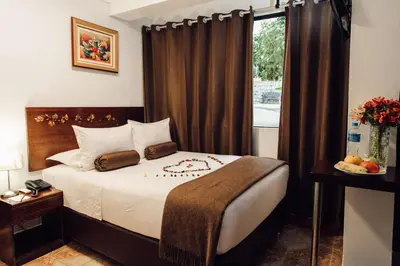 a hotel room with a bed and a window at Hotel Retama Machupicchu in Machu Picchu
