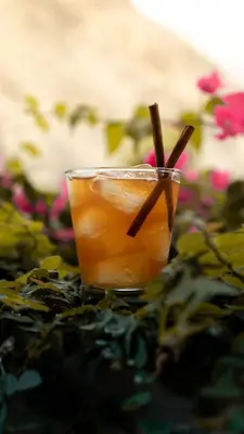 a drink sitting on top of a table at La Confianza Hotel in Lunahuaná