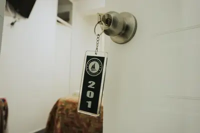 a tag hanging from a light on a wall at Hospedaje El Velero in Paracas