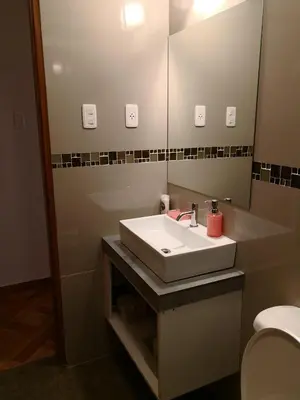 a bathroom with a sink and a mirror at Departamento en el centro de San Borja (Rubens) in Lima