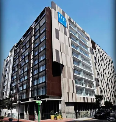 a large building with a hotel sign on it at Moderno departamento Miraflorino con aire acondicionado in Lima