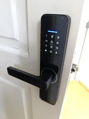 a remote control on a door with a window at MIRAFLORES APART-10Beds-11Persons-Pool-Grill-Garage-Near Kennedy Park in Lima