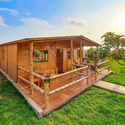 a log cabin with a porch and a deck at Apart Hotel El Paraíso de Barranca in Barranca