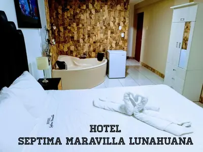 a hotel room with a bed and a bath tub at Hotel Septima Maravilla Lunahuana in Lunahuaná