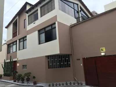 an image of a house with a garage at Casa de Juan y Violeta in Lima