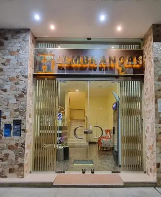 a store window with a sign that reads malancagas at Lembranças Hotel in Huánuco