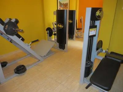 a room with a gym with a treadmill and weights at Hostal Hellen Ross in Nazca