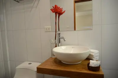 a bathroom with a bowl sink and a toilet at Hotel Monte Cafeto INN in Pichanaki