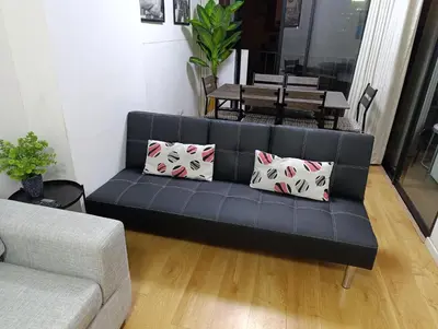 a black couch with pillows in a living room at Pet Friendly Apart-Maximo 9 Personas-Piscina-Parrilla-Billar-Gimnasio in Lima