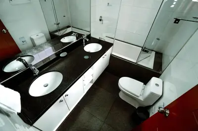 a bathroom with two sinks and a toilet at Hermoso departamento en el Corazón de Miraflores in Lima