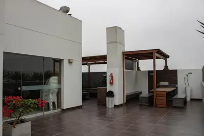 a balcony of a building with a bathroom at Departamento 100 m2 con luz natural y Seguridad 24h in Lima