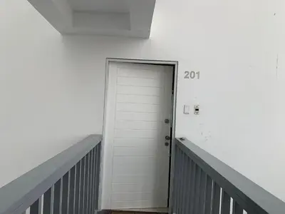 a hallway with a door in a white wall at DEPARTAMENTO SAN BARTOLO-2dormitorios in Lima