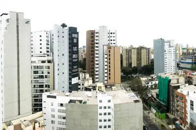 an aerial view of a city with tall buildings at Apartamento moderno con vistas, WiFi gratis y cocina equipada in Lima