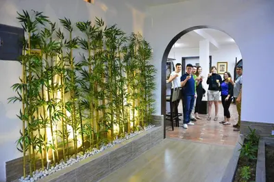 a room with a wall of bamboo plants at Hotel Alegria Nasca in Nazca