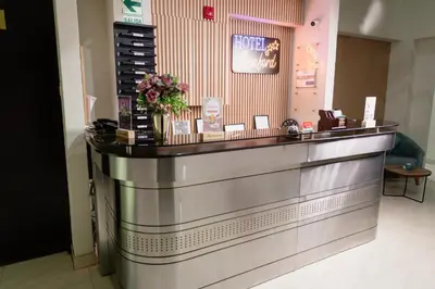 a cashier counter in a store with flowers at Hotel Konford Cañete in Imperial