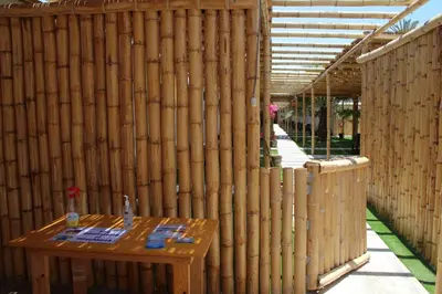 a bamboo wall with a wooden table in front of it at Casa Caravanas in Paracas