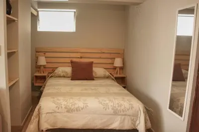 a small bedroom with a bed with two lamps at Lindo y moderno Excelente ubicación in Lima