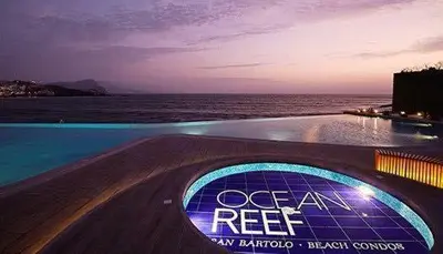 a sign that reads ocean reef next to the ocean at Vive - Descansa - Disfruta in San Bartolo