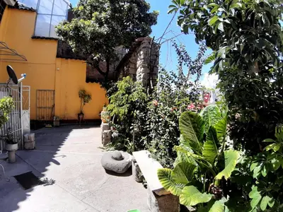 a garden in front of a house with a bench at HOSPEDAJE CENTRAL in Ayacucho