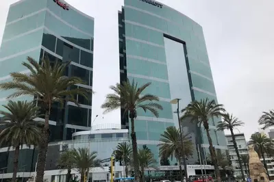 a tall building with palm trees in front of it at 6 - Departamento de 2 dormitorios en area turistica de Miraflores in Lima