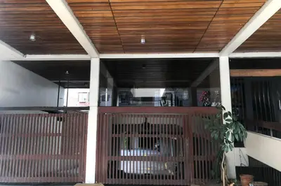 a building with a gate and a wooden ceiling at 6 - Departamento de 2 dormitorios en area turistica de Miraflores in Lima