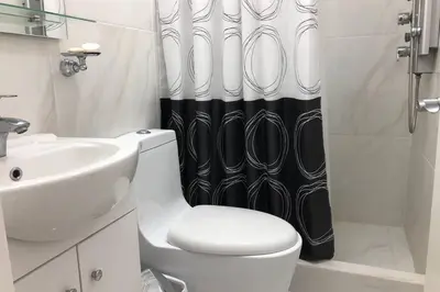a bathroom with a black and white shower curtain at 6 - Departamento de 2 dormitorios en area turistica de Miraflores in Lima