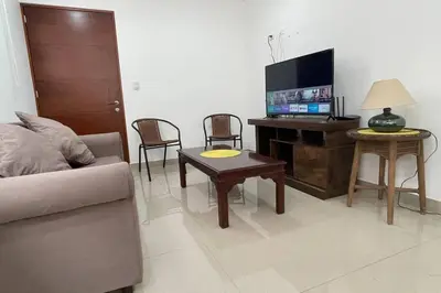 a living room with a couch and a tv and a table at 7-Departamento moderno en el área turística de Miraflores in Lima