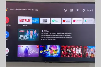 a television screen with a bunch of movies on it at (4)Acogedor departamento, excelente ubicación in Lima