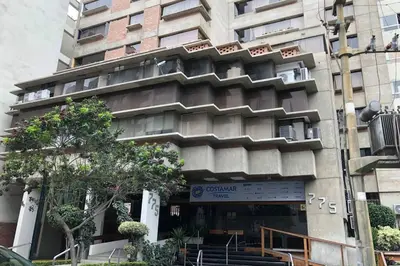 a building with the front entrance of a building at (4)Acogedor departamento, excelente ubicación in Lima