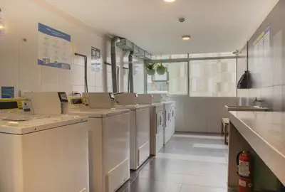 a large laundry room with a row of washers and dryers at Martinto 114 by Wynwood House in Lima