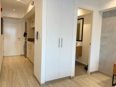 a room with a white door and a kitchen at Primera Parada By Wynwood House in Lima