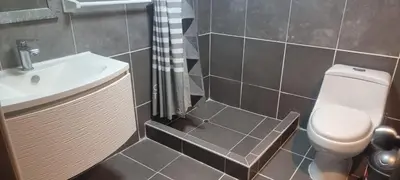 a bathroom with a white toilet and a sink at Apart Hotel Don Ernesto in Lima