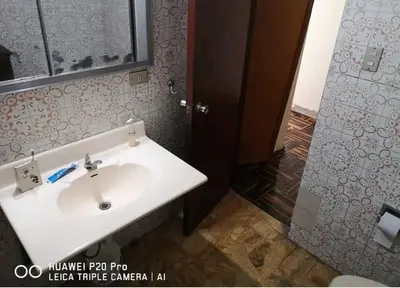 a bathroom with a white sink and a mirror at San Borja Habitación amoblada independiente dentro de departamento amoblado tipo ROOMMIE Tv42 Cerca JockeyPlaza in Lima