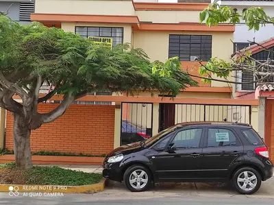 a black car parked in front of a building at San Borja Habitación amoblada independiente dentro de departamento amoblado tipo ROOMMIE Tv42 Cerca JockeyPlaza in Lima