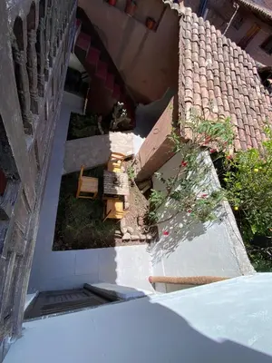 an overhead view of a garden with a bench on a house at CASA ANDINA PRIVADA a lado del Museo - Qespiwanka in Urubamba