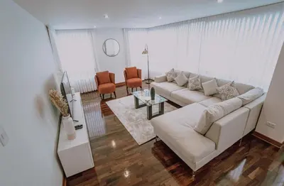 a living room with a white couch and a table at Departamento Premium De Estreno En Miraflores in Lima