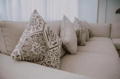 a group of pillows sitting on a couch at Departamento Premium De Estreno En Miraflores in Lima