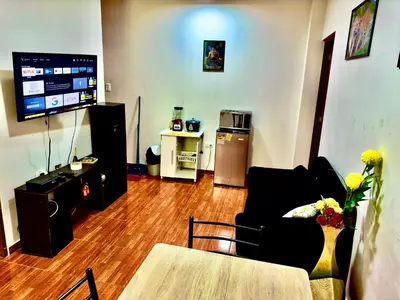 a living room with a couch and a table at 100- departamento céntrico en chorrillos in Lima