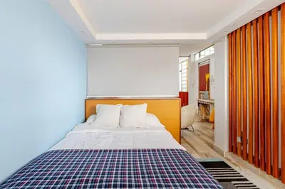 a bedroom with a bed and a bathroom with a tub at Loft abierto y moderno & Aire acondicionado in Lima